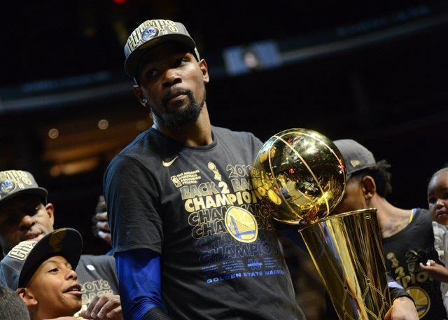 墙的球场更 墙的球场更